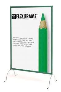 Flexiframe plakatstativ med buet fot